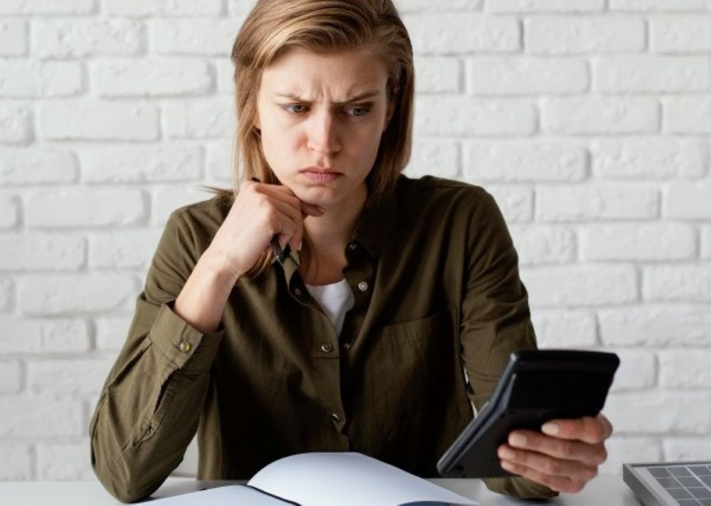 Posso processar uma empresa por cobrança indevida? Entenda