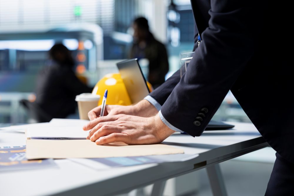 Advogado trabalhista orientando cliente
